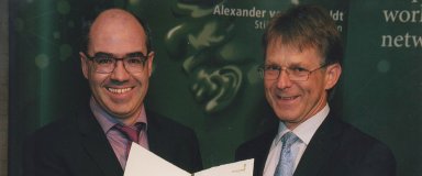 Le Dr. Gurvan Michel ( à droite) lors de  la remise du prix Friedrich Wilhelm Bessel par  Président de la fondation Alexander von Humboldt, le Pr. Dr. Hans-Christian Pape ( à gauche)